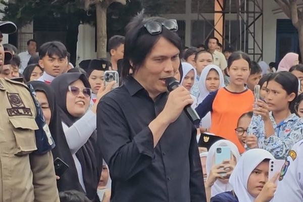 Kunjungan Kinerja Komisi X DPR di Tebing Tinggi Meriah, Once Mekel Gelar ‘Konser Dadakan’ di SMPN 1