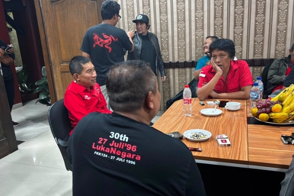 Adian Ceritakan Aktivis Dulu Ngamen Demi Biaya Perjuangan Demokrasi