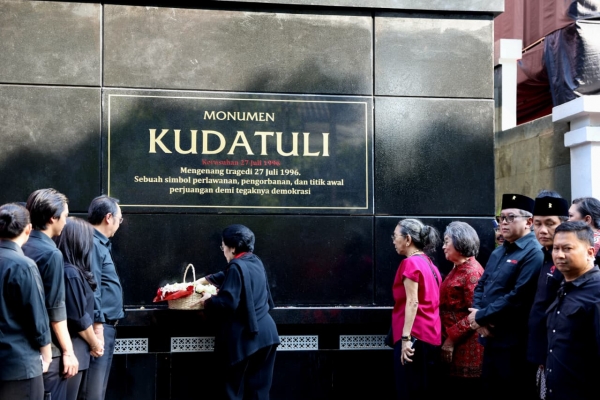 Megawati Taruh Bunga di Monumen Kudatuli, Hormati Para Korban