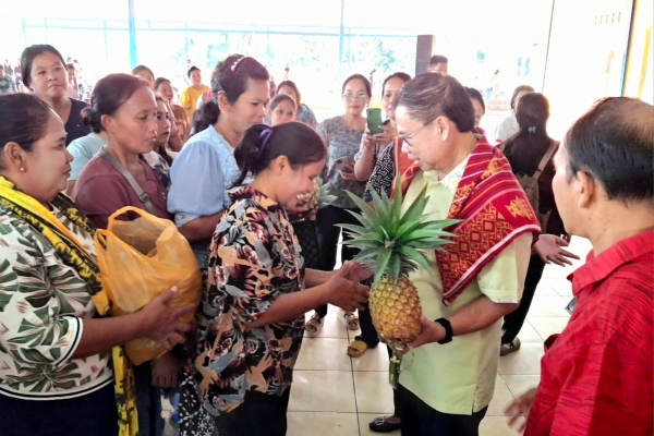 Bukan Bingkisan Mewah, Ketulusan Warga Sibiru-biru Beri Oleh-Oleh Hasil Bumi Bikin Sofyan Tan Terharu