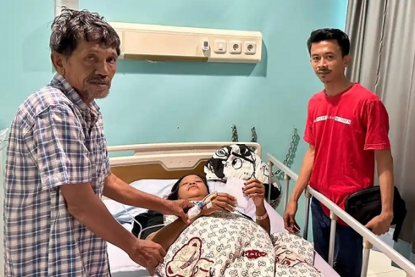 Rudianto Tjen Salurkan Bantuan Kepada Selvia Kasina yang Tengah Dirawat di RSUD Depati Bahrin