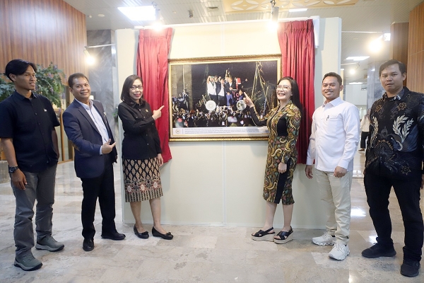Rieke Diah Pitaloka Buka Pameran Foto KWP, Sebut Wartawan Perekam Sejarah Demokrasi
