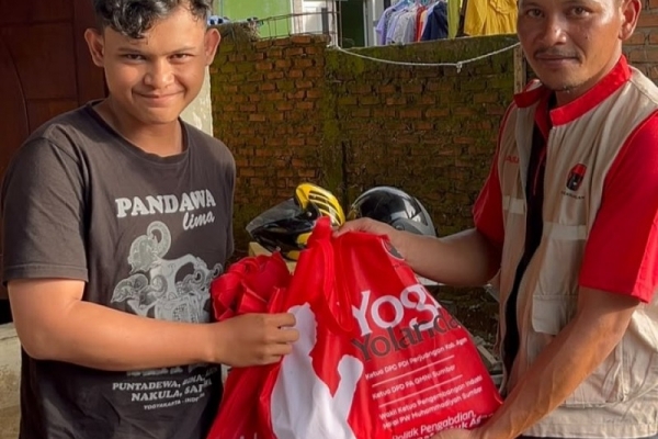 Wujud Kepedulian, DPC PDI Perjuangan Agam Bantu Korban Banjir Padang