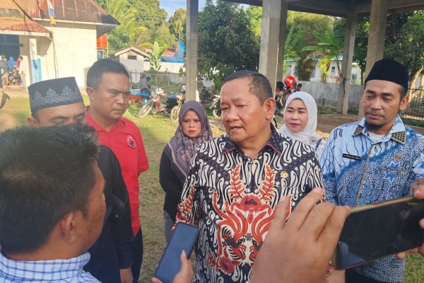 Dorong Mutu Pendidikan, Rapidin Simbolon Salurkan Beasiswa PIP untuk Ratusan Pelajar SD di Mandailing Natal