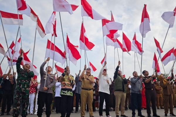 Pembagian 10 Juta Bendera Merah Putih, Bupati Kukar Konvoi Kibarkan Bendera dari Timbau Hingga Makam Pahlawan