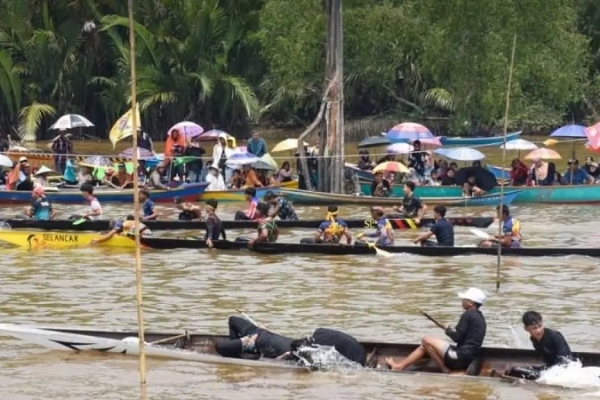 Bupati Sujiwo Dorong Lomba Sampan Bidar Jadi Agenda Rutin Ritual Budaya Robo-Robo