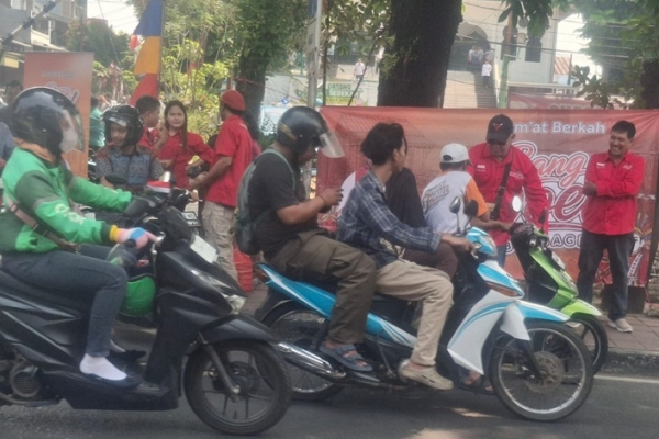 DPC PDI Perjuangan Jaktim dan Warung Si Doel Bagikan Ratusan Nasi Kotak di Ciracas