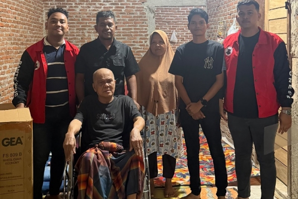 Peringati Hari Damai Aceh ke-21, BMI Pidie Salurkan Bantuan Kursi Roda untuk Warga