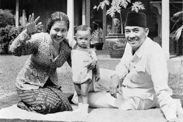 Dini Hari yang Menggetarkan, Ketika Tangisan Bayi Menghentikan Laju Sejarah