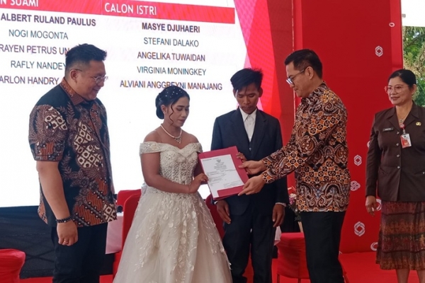 95 Pasangan Ikuti Kawin Massal, Bupati Joune Ganda Canangkan Kampung Sadar Adminduk