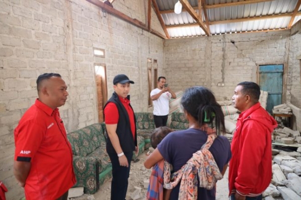 Stevano Adranacus Salurkan Bantuan ke Manggarai Barat