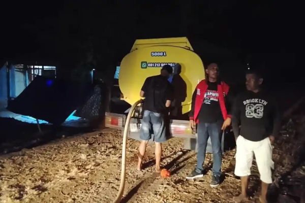 Atasi Krisis Air di Pengungsian Gempa Ende, PDI Perjuangan NTT Salurkan Air Bersih dan Tandon