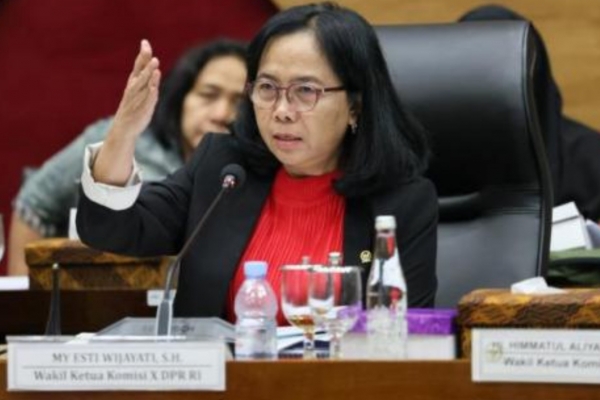 Esti Soroti Kesenjangan antara Kenaikan Anggaran dan Layanan Pendidikan