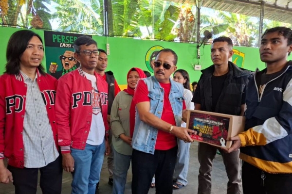 DPC PDI Perjuangan Kota Surabaya Serahkan Bantuan Kepada Korban Gempa Bumi di NTT