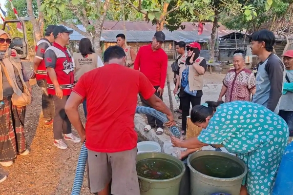 Krisis Air Bersih Terjang Banjarbaru, DPC PDI Perjuangan Salurkan Ribuan Liter Air Bersih ke Rumah Warga