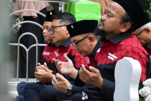 PDI Perjuangan Jawa Timur Ziarah ke Makam Para Pendiri dan Tokoh besar NU