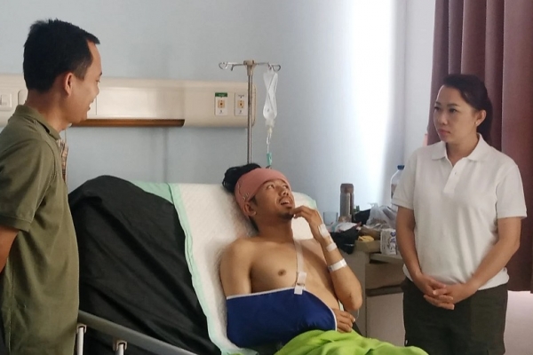 Trauma Pemadaman Karhutla, Vina Cristyn Ferani Jenguk Personel Damkar Korban Kecelakaan