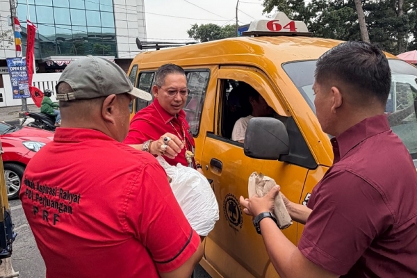 Wong Chun Sen Bagikan 100 Bungkus Nasi Gratis Kepada Pengguna Jalan Hingga Warga
