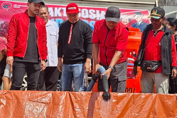 Atasi Dampak Kemarau, DPC PDI Perjuangan Kabupaten Ngawi Distribusikan Bantuan Air Bersih