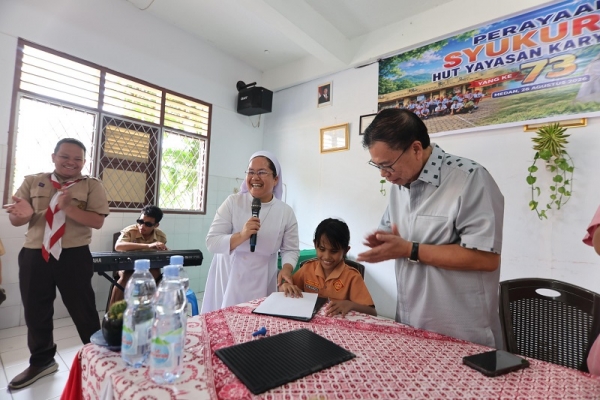 Cahaya di Dalam Hati: Saat Kepedulian Sofyan Tan Menyapa Anak-Anak SLB A Karya Murni