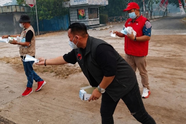 Karhutla, PDI Perjuangan Palangka Raya Bagikan Masker Gratis, Peduli Kesehatan Masyarakat