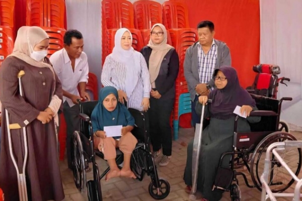 Gandeng Kemensos, Anggota DPR RI Ansari Salurkan 116 Alat Bantu Fisik untuk Disabilitas di Pamekasan