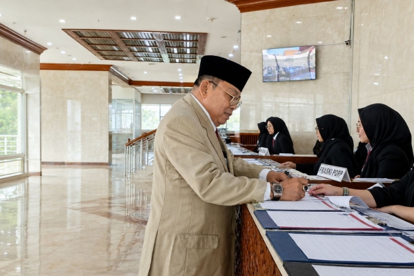 Cornelis Hadiri Paripurna Khusus dan Paripurna Ke-4 DPR RI, Simak Pidato Puan Maharani