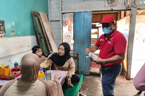 Kabut Asap Kepung Sintang, Banteng Peduli Turun Bagikan Ribuan Masker dan Vitamin