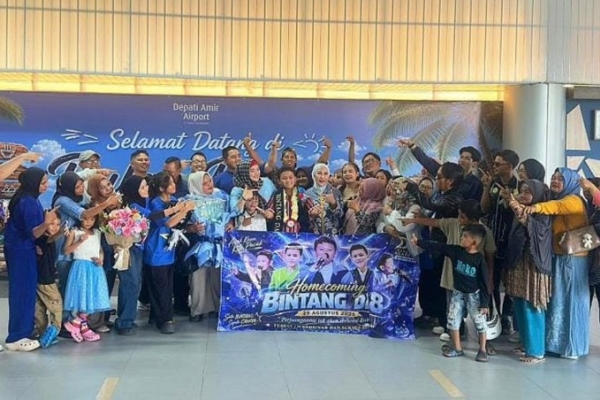 Jadi Kebanggaan, Debby Vita Dewi Sambut Kepulangan Bintang Dangdut Academy 8