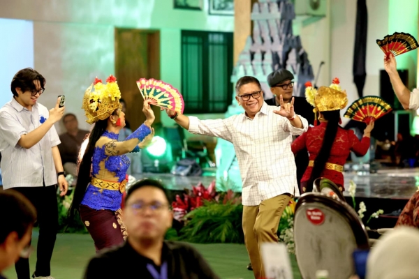 Di Desa Kelahirannya, Hasto Ajak Delegasi Asia Resapi Gamelan sebagai Harmoni Demokrasi