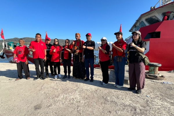 Misi Kemanusiaan di NTT, RS Apung Laksamana Malahayati Disambut Antusias di Pelabuhan Reo