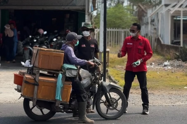 Antisipasi Abu Vulkanik Anak Krakatau, Winarti Gerakkan Kader PDI Perjuangan Bagikan Masker