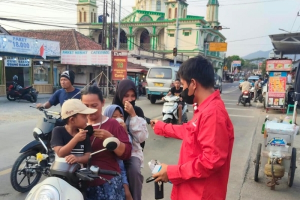 Fraksi PDI Perjuangan Bagikan Masker Ke Warga Carita Terdampak Abu Anak Krakatau