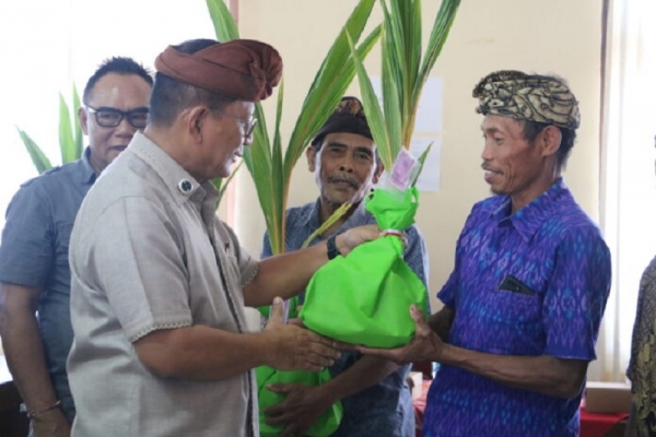 Bibit Kopi Senilai Rp3,4 Miliar dan  Bantuan Alsintan Diserahkan Adi Wiryatama Untuk Petani Buleleng