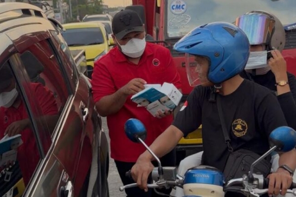 Antisipasi Dampak Buruk Abu Vulkanik, Banteng Kabupaten Serang Bagikan Masker ke Masyarakat