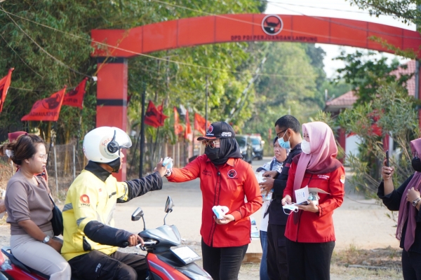Antisipasi Dampak Erupsi Gunung Anak Krakatau, DPD PDI Perjuangan Lampung Turun Bagikan Masker Gratis