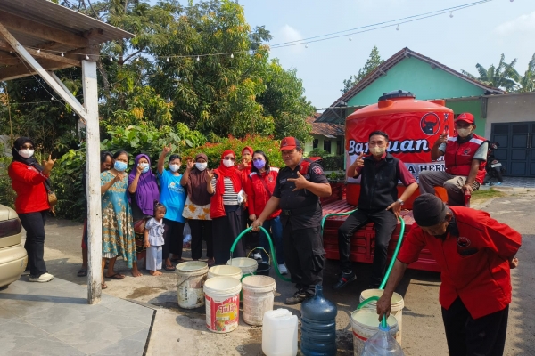 Dihantam Dua Bencana Sekaligus, PDI Perjuangan Kota Metro Salurkan Air Bersih dan Masker untuk Warga