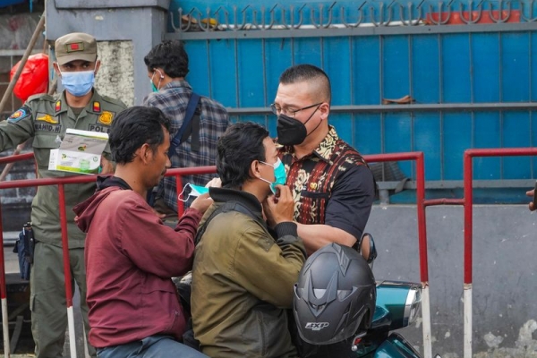 Antisipasi Dampak Abu Vulkanik Gunung Anak Krakatau, Kenneth Bagikan Ribuan Masker ke Masyarakat