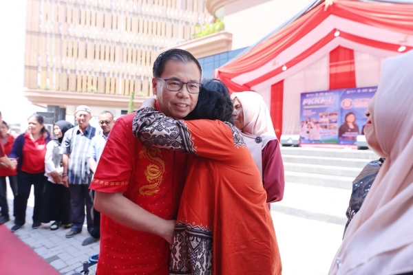 Menembus Garis Kemiskinan: Tangis Haru Orang Tua Penerima Beasiswa KIP Kuliah di Medan
