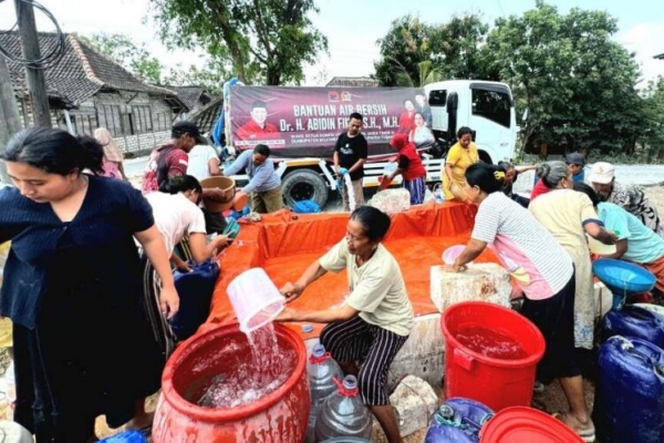 Atasi Dampak Kemarau, DPR Gelontorkan Ratusan Ribu Liter Air Bersih ke Desa Rawan di Bojonegoro