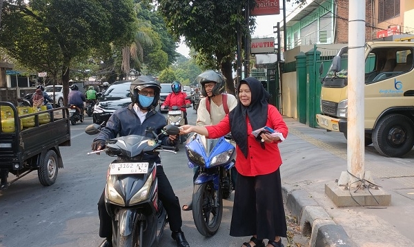 Antisipasi Abu Vulkanik Gunung Anak Krakatau, PDI Perjuangan Jaktim Bagikan 4.800 Masker
