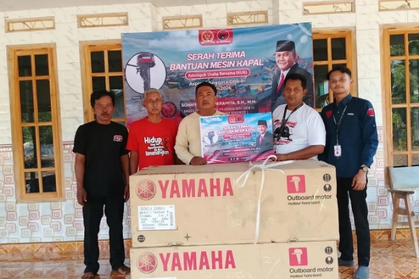 Bentuk Komitmen, Sonny Salurkan Bantuan Mesin Kapal Ke Kelompok Nelayan Situbondo