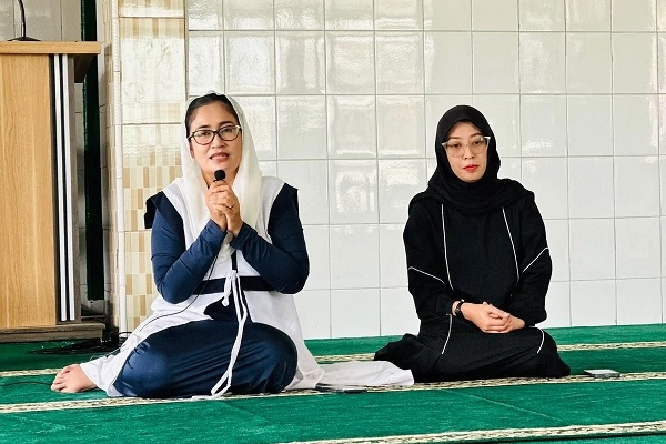 Tuti Turimayanti Menyapa Warga Padalarang dan Salurkan Bantuan Dana Renovasi Masjid
