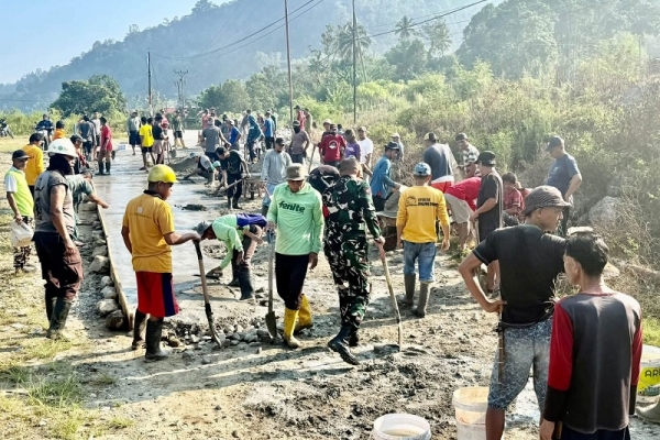 Peduli Keselamatan, Fraksi PDI Perjuangan Turun Gotong Royong Perbaiki Jalan Bolapapu