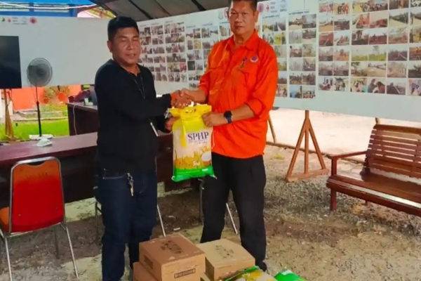 Bantu Petugas Berjibaku Padamkan Api, Anggota DPRD Mempawah Salurkan Logistik Satgas Karhutla