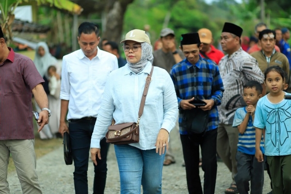 Warga Pangandaran Patungan Perbaiki Jalan Rusak, Ida Nurlaela Turun Tangan Kirim Bantuan