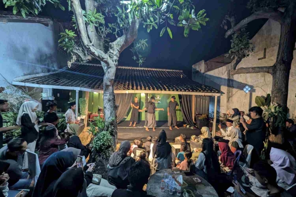Seni Tanpa Sekat: Teater Asal Jepang Puchi Mari Mari Hipnotis Warga Magetan