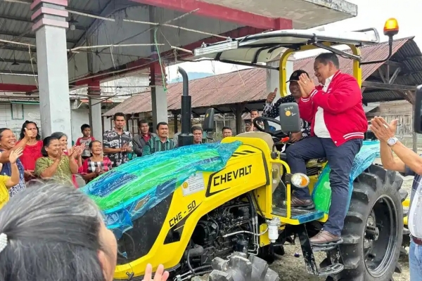 Tepati Janji Reses di Humbahas, Rapidin Simbolon Serahkan Bantuan Traktor ke Petani