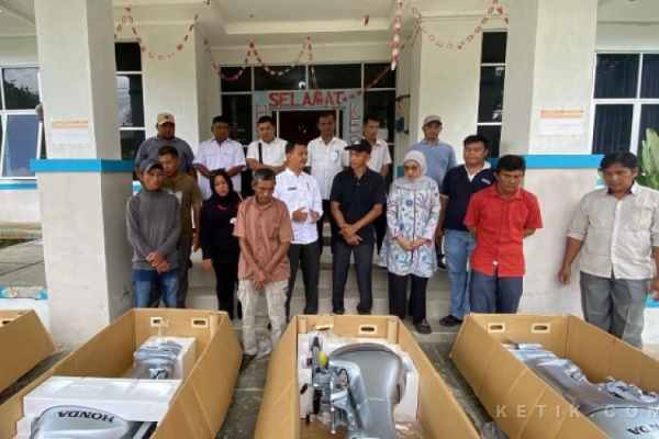 Jamaluddin Idham Salurkan Lima Unit Mesin Tempel Honda Kepada KUB Ditamaro, Simeulue