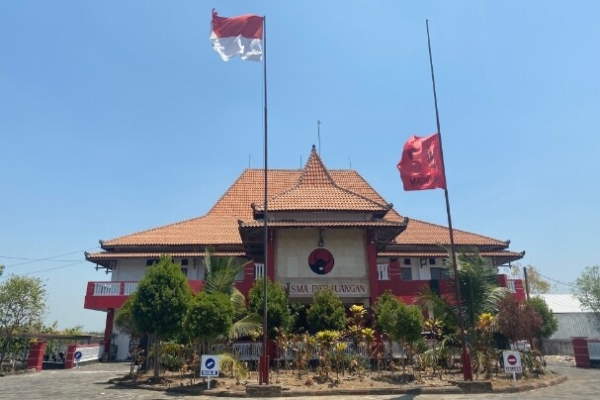 Guruh Soekarnoputra Wafat, Fraksi PDI Perjuangan Jatim: Kibarkan Bendera Partai Setengah Tiang 
